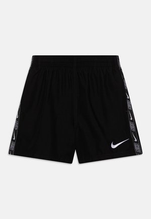 Pantalones cortos deportivos negros hechos de tejido ligero, con una cinturilla elástica, logo de Nike y un borde lateral en contraste con marca repetida.