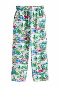 Luźne spodnie z elastycznym pasem, ozdobione kolorowym tropikalnym nadrukiem przedstawiającym palmy, żaglówki, zabytkowe samochody i nadmorskie krajobrazy na białym tle.