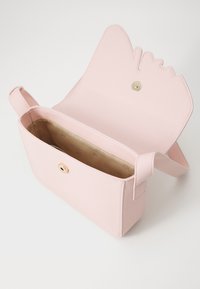 Borsa a mano rettangolare rosa realizzata in pelle testurizzata, con una parte superiore a pattina, una chiusura a scatto dorata e un interno semplice.