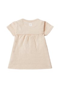 Lichtroze jurk met korte mouwen, textuur stof met horizontale strepen, plooien bij de taille en een ronde halslijn.