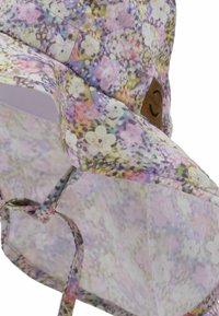 Blommönstrad bucket hat med mjukt material, i pastellfärger, bred skärm och justerbart hakband. Inkluderar en läderlogotyp.
