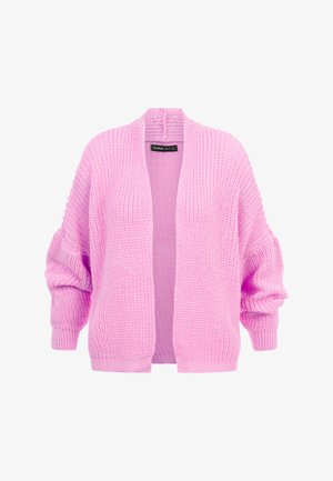 Világos rózsaszínű, vastag kötésű kardigán hosszú ujjakkal, bordás mandzsettákkal és szegéllyel, nyitott elülső résszel, és a gallér belsejében elhelyezett címkével.