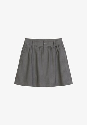 Fustă gri cu dungi, confecționată din țesătură, având un brâu ajustat, pliseuri și închidere cu nasture în față. Lungime până la mijlocul coapsei.