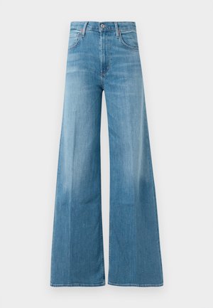 Jean en denim bleu clair taille haute avec des jambes larges, fermeture à bouton à l'avant et poches avant, présentés sur un fond blanc uni.
