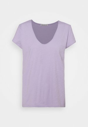 V-hals t-shirt met korte mouwen in licht lavendel, gemaakt van zacht materiaal met een licht gestructureerde afwerking en een relaxte pasvorm.