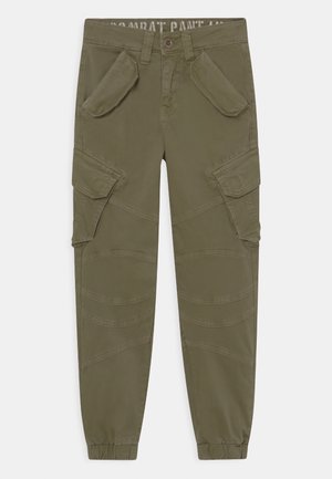 Pantalones cargo verde oliva con bolsillos con solapa en los muslos y caderas, puños elásticos y costuras reforzadas en las rodillas y piernas.