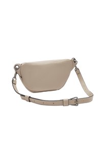 Beige Leder Umhängetasche mit einer geschwungenen Form. Sie verfügt über einen abnehmbaren Träger und silberfarbene Hardware-Elemente. Glatte Textur, minimalistisches Design.