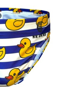Bañadores infantiles de rayas azul y blanca con patrones de patitos de goma amarillos y el texto "SR. DUKKO".