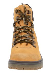 Bota de senderismo marrón con parte superior de cuero texturizado, cordones de patrón negro y amarillo, ojales de metal y suela de goma resistente. Vista frontal.