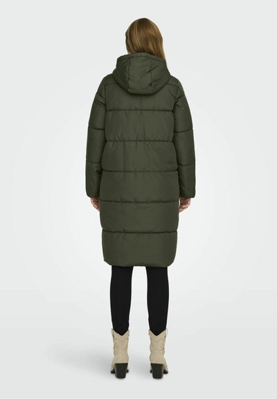 Only - Manteau long matelassé avec capuche duveteuse - Camel