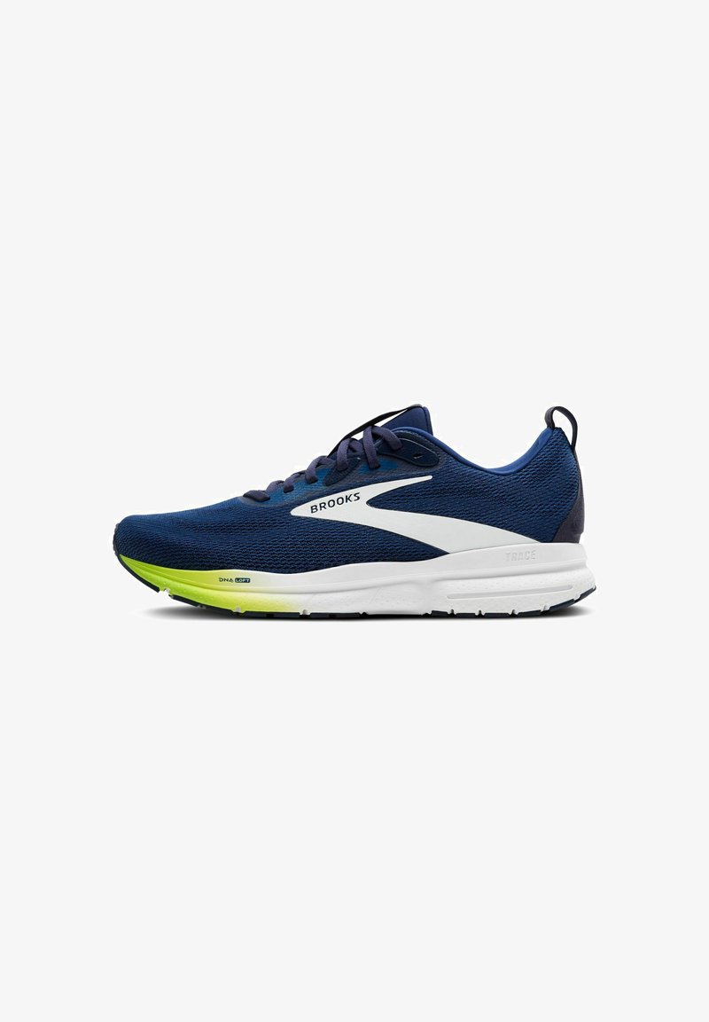 Chaussure de course marine avec tige en maille respirante, accents blancs, semelle verte et semelle intermédiaire rembourrée. Comprend des lacets et une languette à l'arrière.
