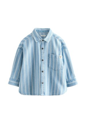 Camisa de denim azul claro con rayas verticales blancas, cuello puntiagudo, cierre frontal de botones, mangas largas y un bolsillo en el pecho con una etiqueta.