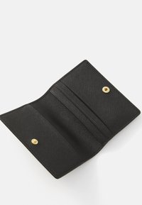 Črn denarnica iz teksturiranega materiala, z več režami za kartice in zlatim gumbom za zapiranje. Notranjost je gladka brez vzorcev.