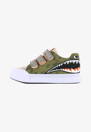 Baskets en toile verte avec un graphisme de requin, capuchon en caoutchouc blanc et trois bandes Velcro grises. Présente des accents orange et noirs.