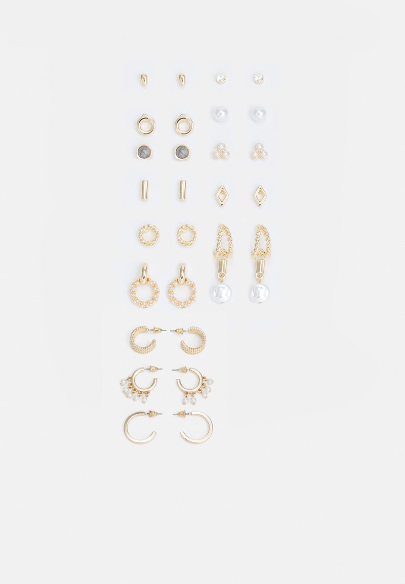 Ensemble de boucles d'oreilles en ton or comprenant divers designs, y compris des clous, des créoles et des pièces pendantes avec des perles et des strass.