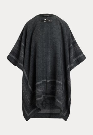 Harmaa villaponcho, jossa on pyöreä pääntie, koristeellinen metallisolki ja kuvioitu reunus.