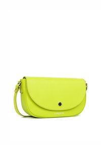 Borsa a tracolla gialla in pelle con pattina arrotondata, dotata di un piccolo logo argentato e di una tracolla regolabile. Texture liscia con una finitura lucida.