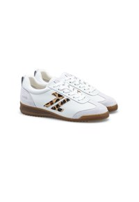 Calzature in pelle bianca con dettagli a stampa leopardata, punta in suede grigio, lacci piatti e suola in gomma marrone. Logo del marchio sul tallone.