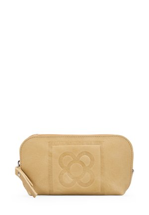 Cartera de cuero beige con diseño floral en relieve, cierre de cremallera, bordes redondeados y una pequeña etiqueta de cuero para facilitar su manejo.