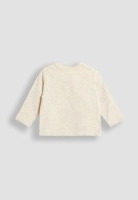 Gai bēšs garām piedurknēm krekls, izgatavots no mīkstas, teksturētas auduma. Iespējas iekļaut apaļu kakla izgriezumu un taisnu griezumu. Nav redzamu rakstu vai akcentu.