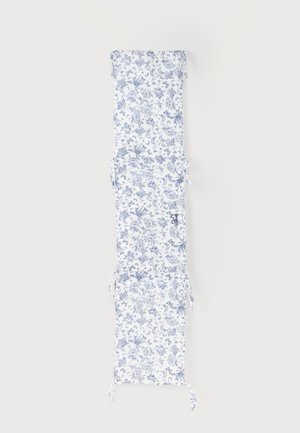 Coussin d’assise rembourré avec imprimé floral bleu sur tissu blanc, trois segments et liens en tissu de chaque côté pour l’attacher.