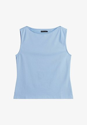 Vaaleansininen hihaton lyhyt toppi, jossa on pyöreä pääntie ja pieni merkin logo niskan sisäpuolella kauluksen takana.