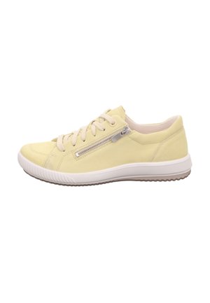 Helle gelbe Wildleder-Sneaker mit weißer Gummisohle, ausgestattet mit einem seitlichen Reißverschluss, einer Schnürung an der Vorderseite und einem kontrastierenden beigen Innenfutter.