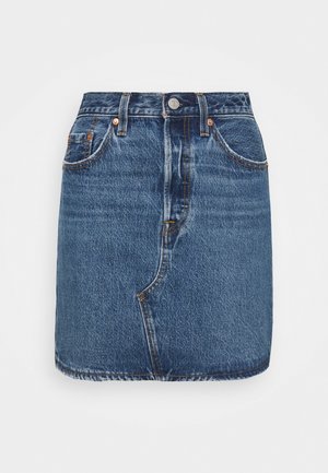 Jean mini kjol i medelblått, med guldfärgade sömmar, framfickor och knäppning. Slät yta med en klassisk passform.