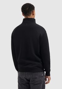 Zwart pullover sweatshirt met een hoge kraag, gemaakt van zachte stof, met ribgebreide manchetten en zoom, een gladde textuur en minimalistische designaccenten.