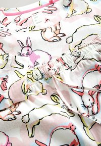 Lekka bawełniana piżama z wesołym, pełnym króliczków nadrukiem w pastelowych kolorach, z marszczoną talią i różową lamówką przy dekolcie.