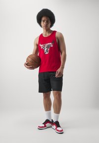 New Era NBA CHICAGO BULLS PALM TREE INFILL TANK - Vereinsmannschaften - red/white