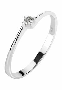 Silberner Ring mit schmalem Band, ausgestattet mit einem runden Diamanten, der in einer sechszackigen Fassung sitzt. Glatte, polierte Oberfläche mit reflektierendem Finish.