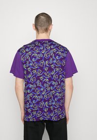 Versace Jeans Couture T-shirt med print - purple