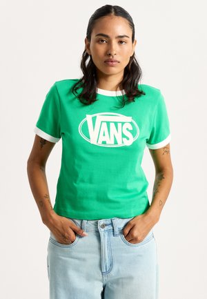 Grøn t-shirt med hvid kant og et stort hvidt "VANS" logo på fronten. Lavet af et blødt, let stof. Skåret i en tætsiddende stil.