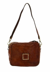 Borsa a mano in pelle marrone con forma rettangolare, hardware dorato e una decorazione a quadrato con borchie nella parte anteriore. Tracolla regolabile.