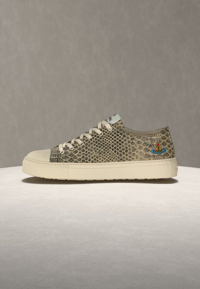 Χαμηλό αθλητικό παπούτσι με μπεζ μοτίβο φιδιού, κρεμ σόλα και κορδόνια, με ένα μικρό πολύχρωμο κεντητό λογότυπο κοντά στη φτέρνα.