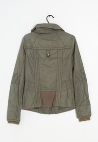 Olivengrøn jakke med en struktureret design, der har knaplukning, tekstureret søm og et kontrasterende brunt bundpanel.