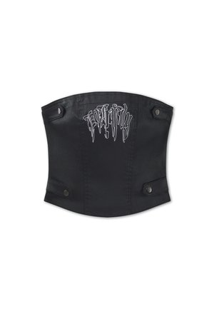 Schwarzer Korsettgürtel aus Kunstleder mit weißem gotischem Schriftzug und vier Druckknopfdetails an den Vorderseiten.