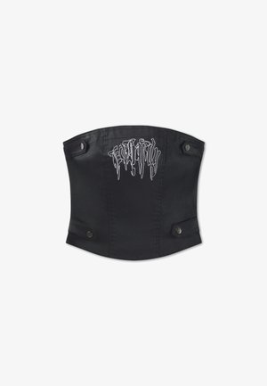 Schwarzer Korsettgürtel aus Kunstleder mit weißem gotischem Schriftzug und vier Druckknopfdetails an den Vorderseiten.
