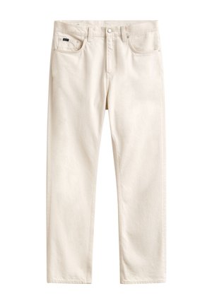 Kremiškai balti tiesaus kirpimo džinsai su sagos užsegimu, diržo kilpomis ir penkių kišenių dizainu, išsidėstę ant baltos fono.