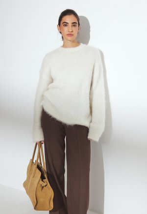 - Sweter