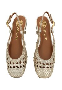 Scarpe slingback intrecciate in beige metallico. Presentano un motivo traforato, tacco flat e cinturino alla caviglia regolabile con fibbia metallica.