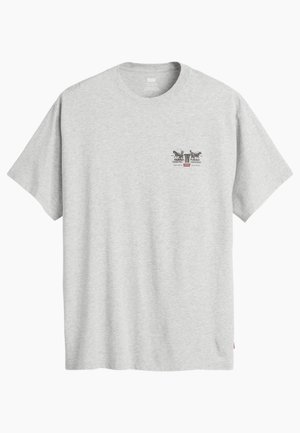 T-shirt grigia in cotone a maniche corte, con stampa grafica di cavalli e una figura sul petto. Semplice scollo rotondo, vestibilità comoda.