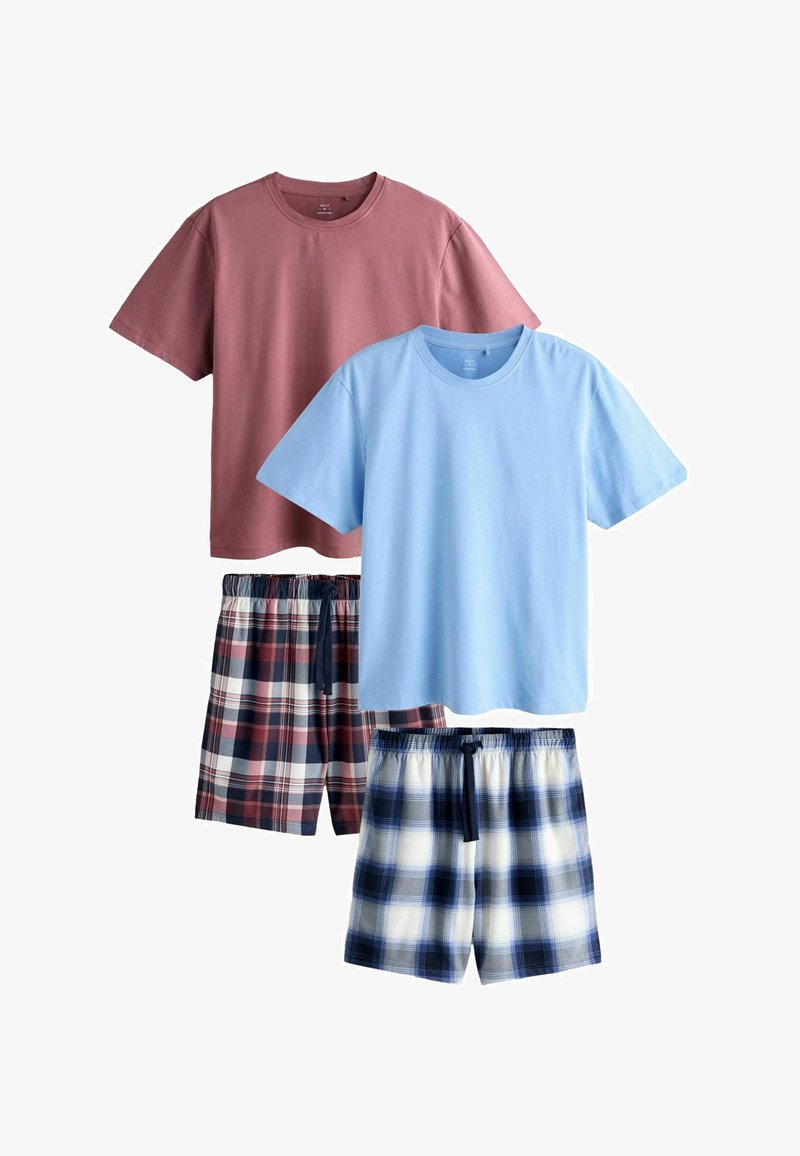 To kortærmede t-shirts i mauve og lyseblå, kombineret med ternede shorts i rød, marineblå og hvid, der har en elastisk talje.