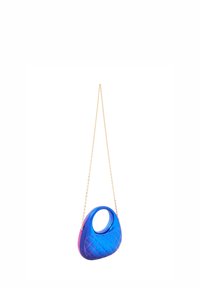 Blå och rosa vadderad handväska med ett cirkulärt handtag, guld kedjesnodd och en glänsande plastkänsla, med ett diagonalt sytmönster.