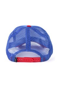 Blaues Netz-Trucker-Cap mit rotem verstellbarem Snapback-Riemen und rotem Knopf oben, von hinten auf weißem Hintergrund gezeigt.