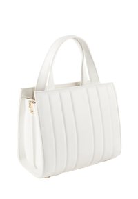 Biała torebka z sztucznej skórki z pionowym pikowaniem, złotymi akcentami, podwójnymi uchwytami i sztywną formą. Zamek błyskawiczny z boku.
