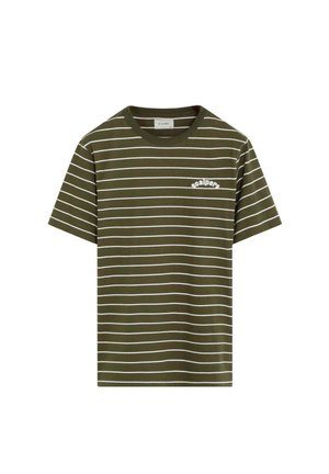 Camiseta de rayas verde oliva con rayas horizontales blancas, un cuello redondo y un pequeño logo en la parte izquierda del pecho. Material de algodón.