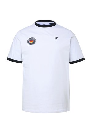 Weißes T-Shirt mit kurzen Ärmeln, schwarzem Kragen und Ärmelabschlüssen, Deutschland-Flaggen-Patch auf der linken Brust und „JP 1880“-Logo auf der rechten Brust.