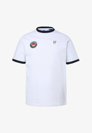 Witte T-shirt met korte mouwen, zwarte kraag en mouwranden, Duitsland vlag patch op de linkerborst en "JP 1880" logo op de rechterborst.